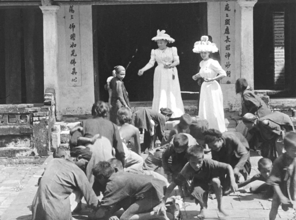 Συγκλονιστικό βίντεο από το Βιετνάμ της γαλλικής αποικιοκρατίας: Ταΐζουν τους ανθρώπους σαν να ήταν ψάρια…