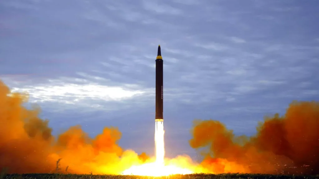 Βόρεια Κορέα: Ανακοίνωσε πως προχώρησε σε νέα επιτυχή δοκιμή βαλλιστικού πυραύλου