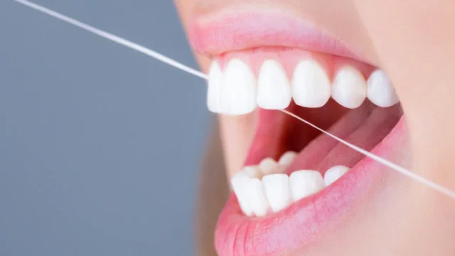 Νέα μελέτη αποκαλύπτει: Τι κίνδυνος υπάρχει για τον εγκέφαλο εάν δεν βουρτσίζετε πρωί και βράδυ τα δόντια σας