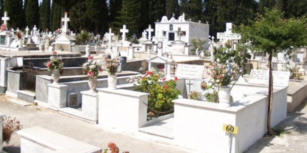 Χαλκίδα: Τρόμος για ηλικιωμένη που βρέθηκε κλειδωμένη στο νεκροταφείο