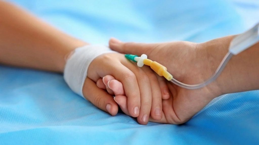 Μέγαρα: Αποσωληνώθηκε ο 4χρονος που ξυλοκοπήθηκε από τον πατριό του