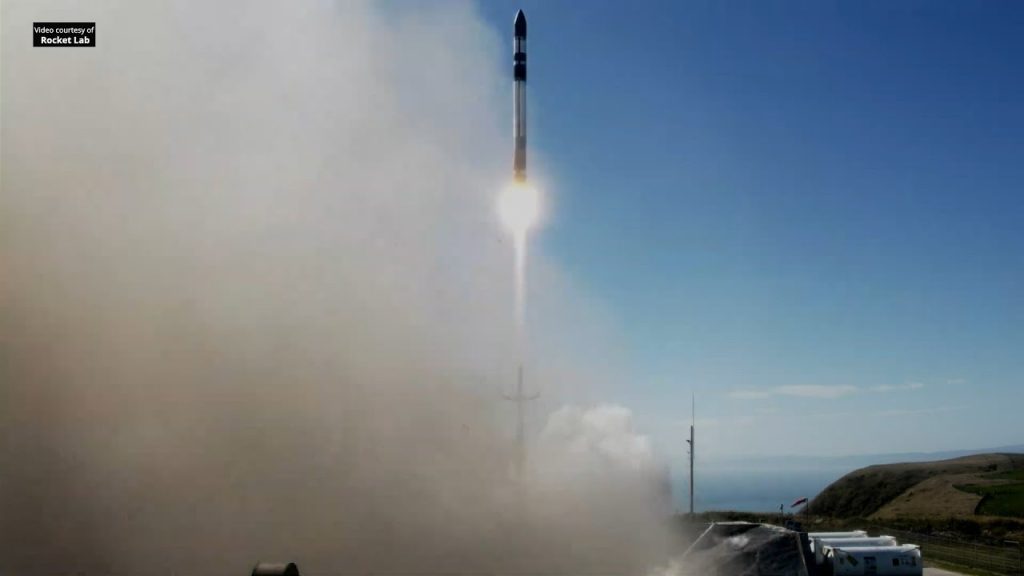 Η Κίνα πραγματοποίησε εκτόξευση πυραύλου που μετέφερε δορυφόρους από… πλοίο στην θάλασσα! (βίντεο)