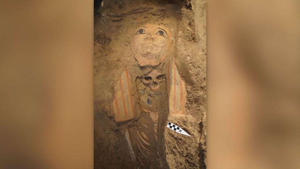 Σπουδαία αρχαιολογικά ευρήματα στην Αίγυπτο: Εντοπίστηκαν μούμιες, μάσκες και άγαλμα του «θεού της σιωπής» (φώτο)