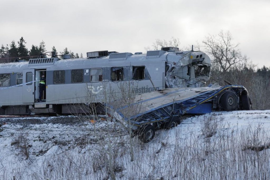 Σουηδία: Τρένο συγκρούστηκε με φορτηγό – Ένας νεκρός και πέντε τραυματίες