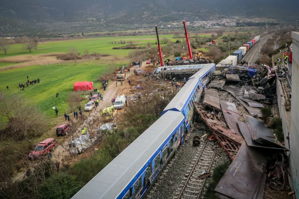 Εξεταστική για τα Τέμπη: «Παντελής απουσία ελέγχων από την Hellenic Train και τη ΡΑΣ στους Μηχανοδηγούς»