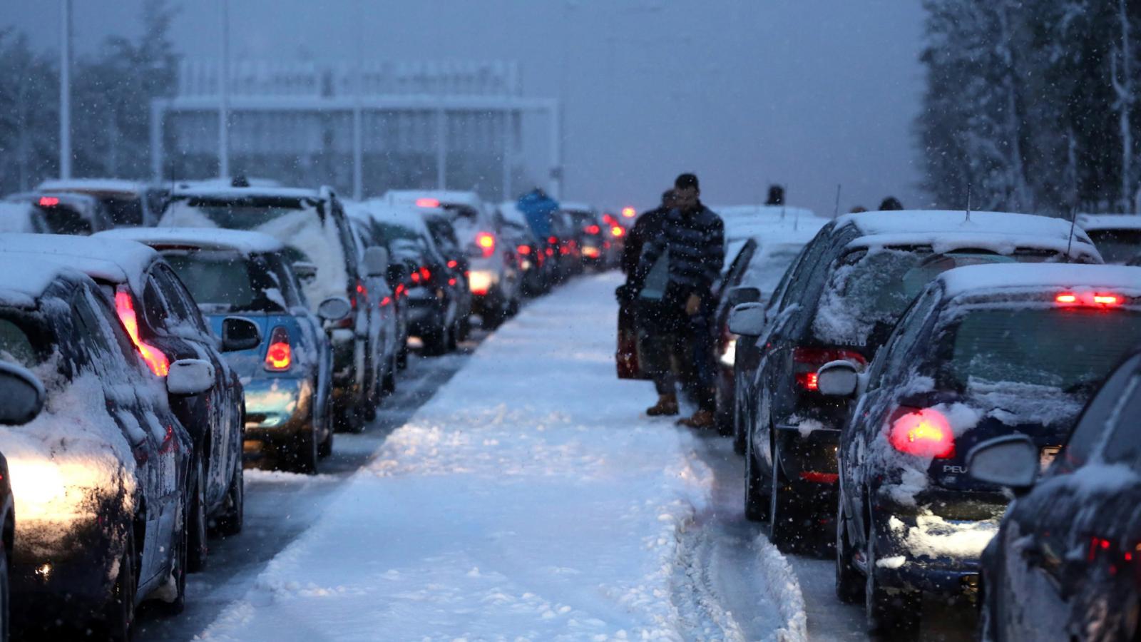 Τι πρέπει να κάνεις για να επιβιώσεις αν κολλήσεις με το αυτοκίνητο σε χιονοθύελλα