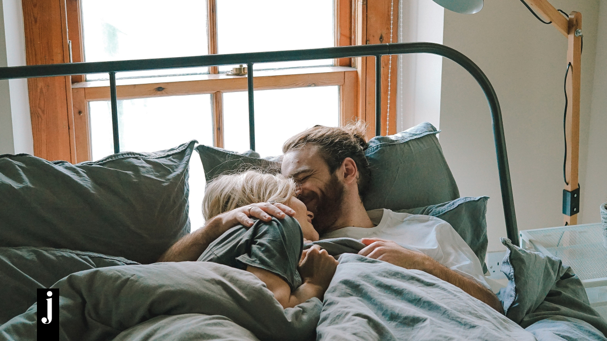 Οι ειδικοί μίλησαν: Αυτή η συνήθεια στο κρεβάτι φέρνει την ευτυχία στα ζευγάρια