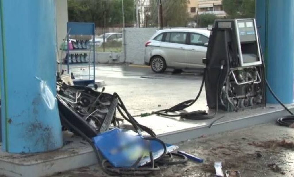 Άνω Βούλα: Η στιγμή που το τζιπ «ισοπεδώνει» το βενζινάδικο – Βίντεο ντοκουμέντο 