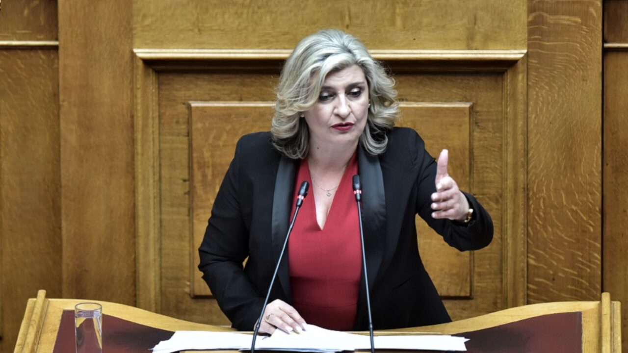 ΠΑΣΟΚ: Πιέζουν την Ευγγελία Λιακούλη να υπερψηφίσει το ν/σ για τους ομοφυλόφιλους