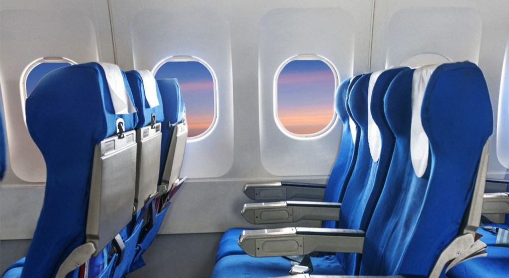 «Τέλος» στα ανακλινόμενα καθίσματα βάζουν οι αεροπορικές εταιρείες