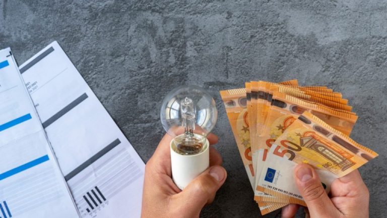 «Ηλεκτροσόκ» σε 1,25 εκατ. επιχειρήσεις από τους παρόχους ενέργειας: Οι πάροχοι ζητούν πίσω τα λεφτά από τις επιδοτήσεις ρεύματος!