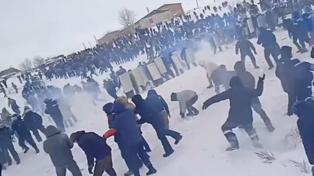 Ρωσία: Συγκρούσεις αστυνομίας με διαδηλωτές σε πόλη κοντά στα Ουράλια (βίντεο)