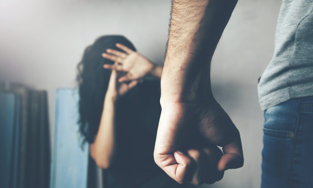 Εφιάλτης για 28χρονη: Πήδηξε από το β’ όροφο για να γλιτώσει από τον 30χρονο σύντροφό της – «Με χτύπησε πολύ βάναυσα»