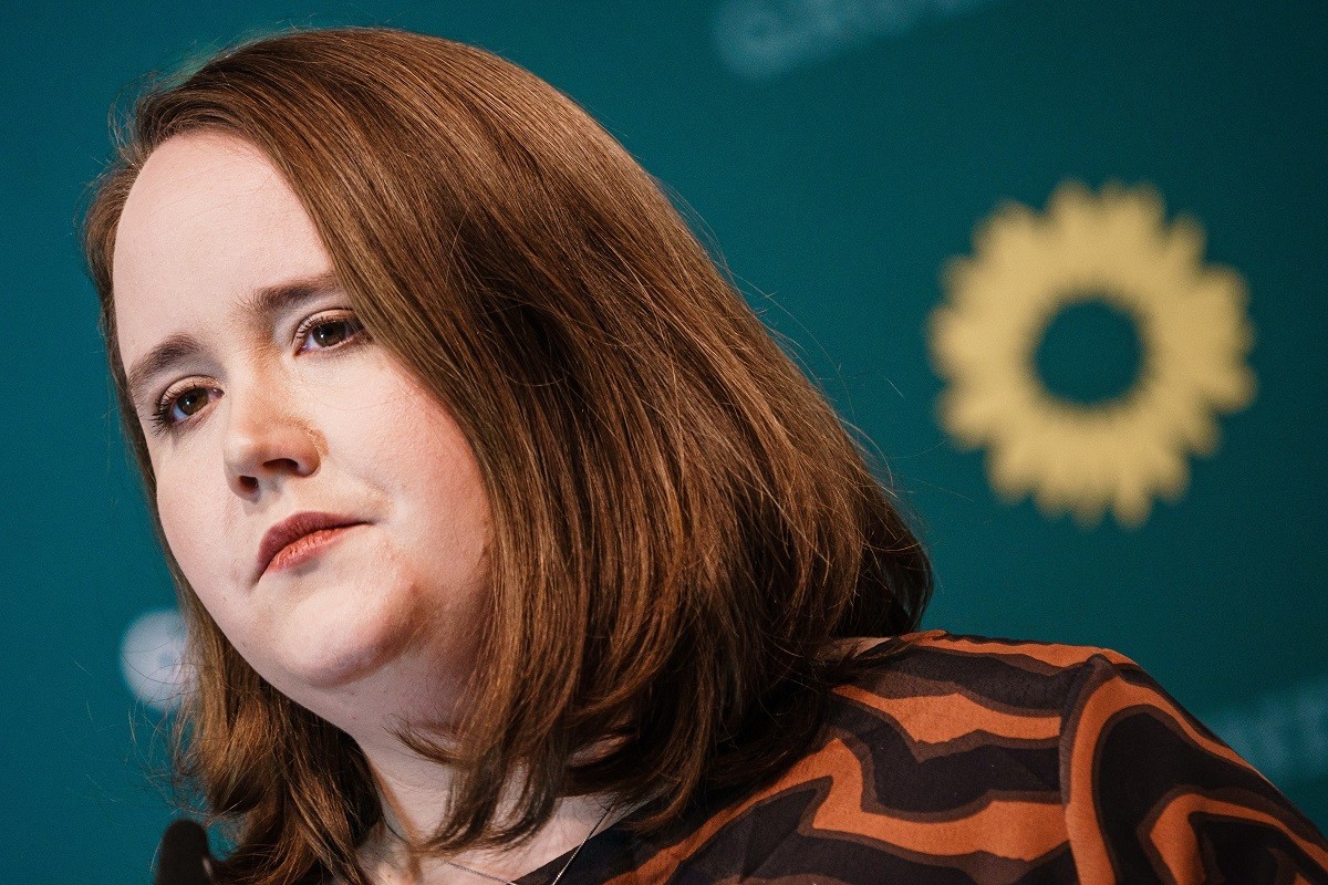 Άσχετη αρχηγός των Πρασίνων στην Γερμανία: «Πόση είναι η μέση σύνταξη;» – «Δεν ξέρω, μήπως είναι 2.000 ευρώ;»