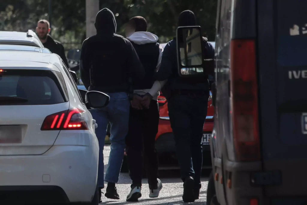 Greek Mafia: Ποινική δίωξη για 9 κακουργήματα και 7 πλημμελήματα στους δύο συλληφθέντες – Εκτελούσαν συμβόλαια θανάτου