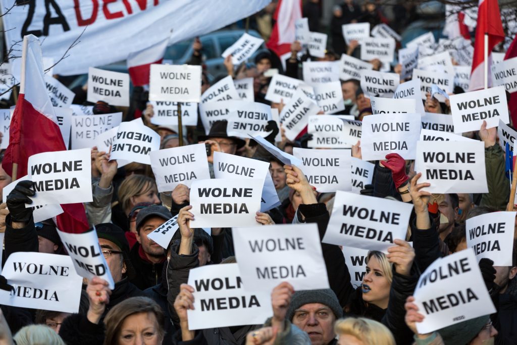 Παράνομη κρίθηκε η εκκαθάριση των δημόσιων μέσων ενημέρωσης και η απόλυση των διοικήσεων στην Πολωνία