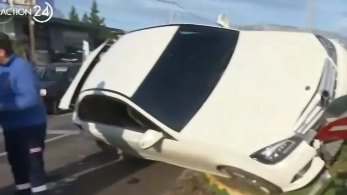 Μαρκόπουλο: Σφοδρή σύγκρουση δύο οχημάτων στη λεωφόρο