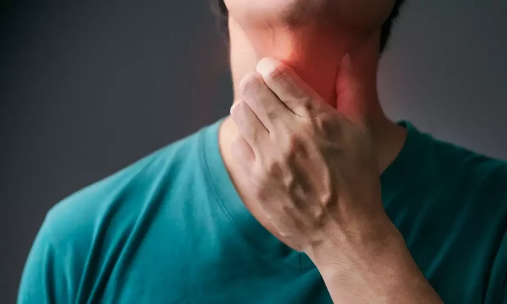 Κάψιμο στον λαιμό: Τι μπορεί να σημαίνει και πώς να το αντιμετωπίσετε