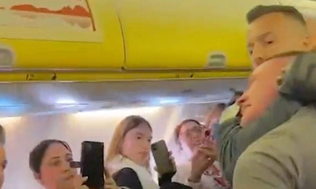 Χάος σε πτήση στην Ισπανία: Μεθυσμένοι επιβάτες φώναζαν και χτυπούσαν τα ντουλάπια (βίντεο) 