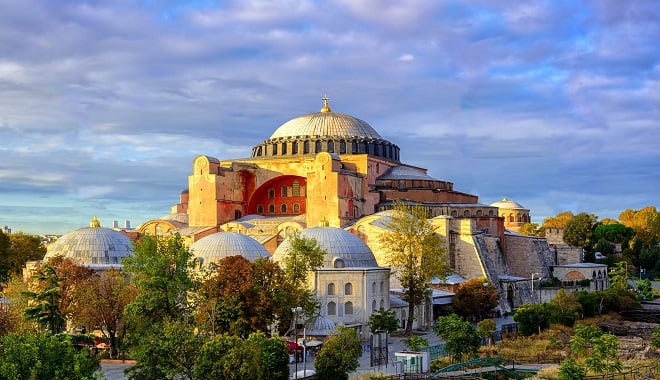 Η τουρκική εφημερίδα Cumhuriyet γράφει ότι «έστρωσαν με παρκέ τα ιστορικά σκαλιά της Αγίας Σοφίας»