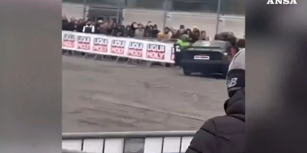 Ιταλία: Δέκα τραυματίες σε έκθεση μηχανών – Αυτοκίνητο «καρφώθηκε» σε εξέδρα με θεατές (βίντεο) 