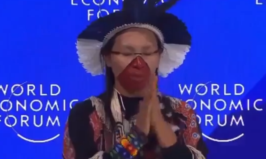 Αδιανόητο περιστατικό στο Νταβός: Σαμάνος έκανε ειδωλολατρική τελετή για το περιβάλλον! (βίντεο)