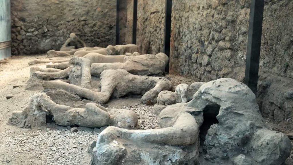 «Η κατάρα της Πομπηίας»: Τουρίστες επιστρέφουν πίσω τα πετρώματα που έκλεψαν – «Η ζωή μας πάει από το κακό στο χειρότερο»