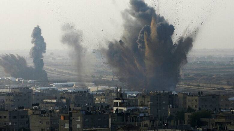 Συνεχίζεται το σφυροκόπημα στη Γάζα – Οι ισραηλινές δυνάμεις έριξαν φυλλάδια αναζητώντας πληροφορίες για τους ομήρους