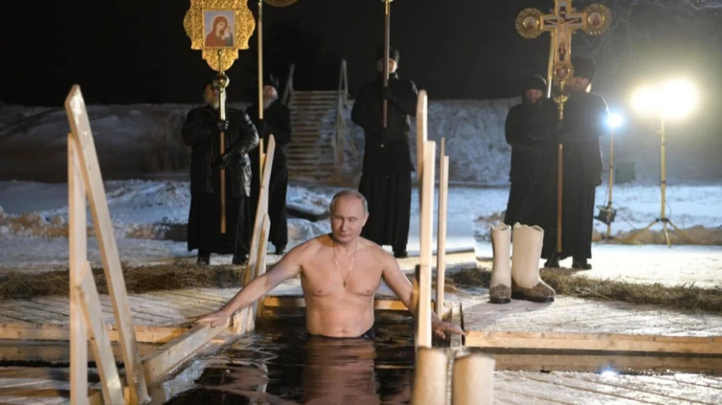 Απίστευτος Β.Πούτιν: Βούτηξε ξημερώματα τρεις φορές στα νερά του Μόσκοβα σε θερμοκρασία -14°C για τα Θεοφάνεια! (βίντεο)