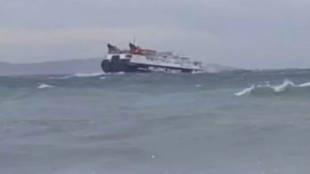 Βίντεο ντοκουμέντο: Το πλοίο Skiathos Express δίνει «μάχη» με τα κύματα
