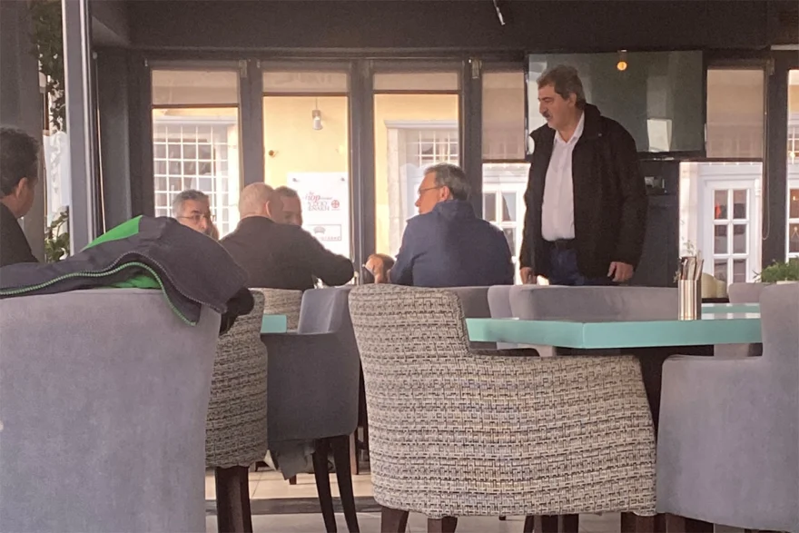 ΣΥΡΙΖΑ: Συνεχίζεται για δεύτερη μέρα η «εξόρμηση» για δουλειά στις Σπέτσες – Χαλαροί για πρωινό οι βουλευτές