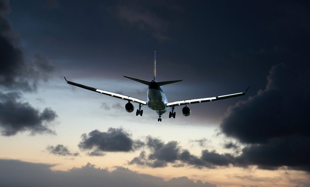 Πώς γλίτωσαν οι επιβάτες στο αεροπλάνο που συνετρίβη στην Ιαπωνία – Αυτές είναι οι 5 συμβουλές που δίνει αεροσυνοδός 