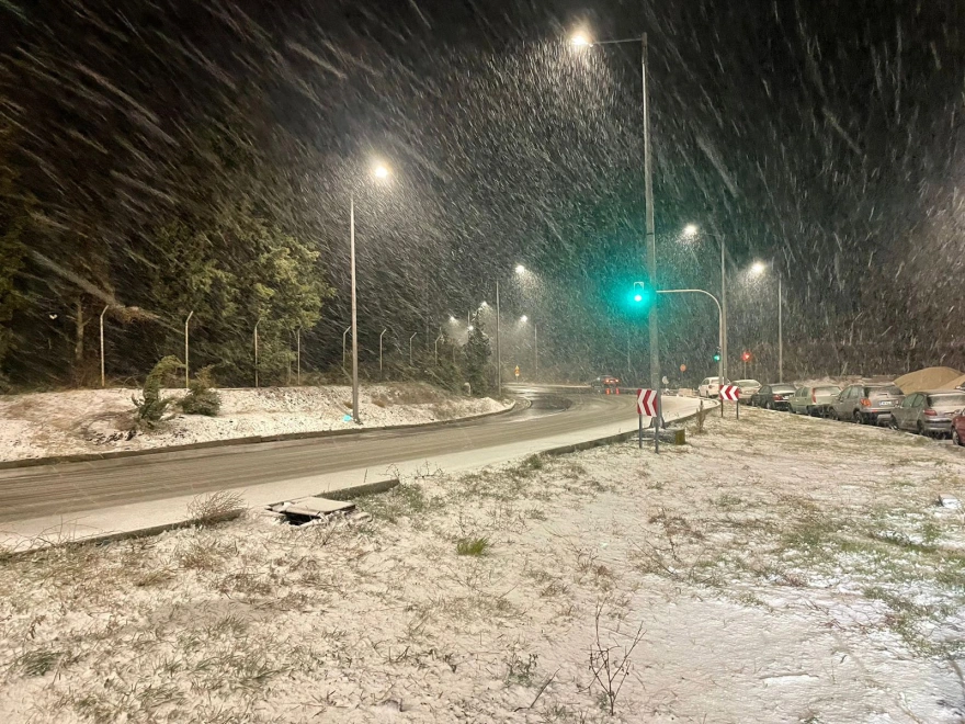 Χιονίζει και στη Θεσσαλονίκη – Προβλήματα στην κυκλοφορία (φωτο)