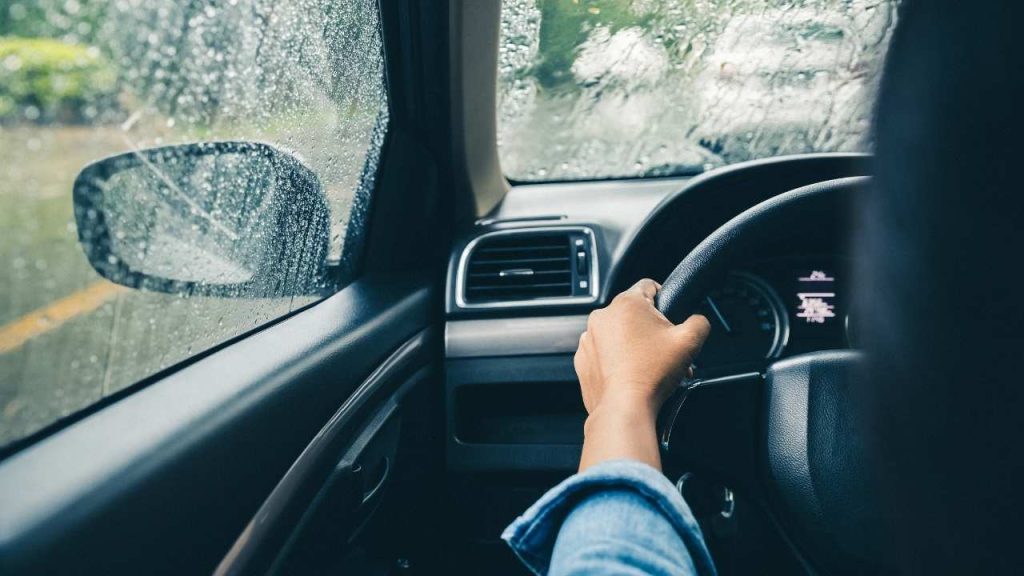 Δείτε γιατί πρέπει να έχετε μια πατάτα στο αυτοκίνητό σας όταν βρέχει