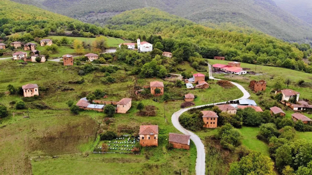 Γάβρος: Το χωριό στην Καστοριά με την κινηματογραφική και ατμοσφαιρική αύρα που θα σας «μαγέψει» (φώτο)