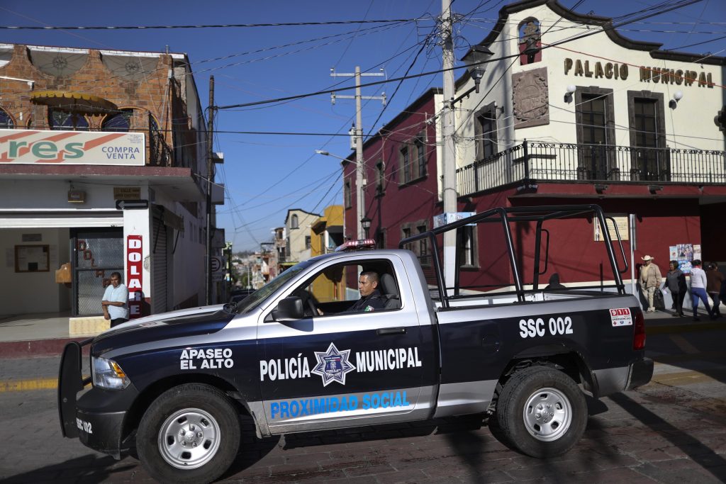 Kάτοικοι χωριού σε αμόκ λιντσάρισαν αστυνομικούς στο Μεξικό μετά την δολοφονία νεαρού