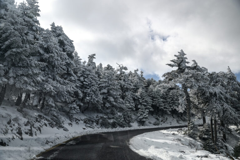 Διακόπηκε η κυκλοφορία στη λεωφόρο Πάρνηθας και στα δύο ρεύματα λόγω χιονόπτωσης