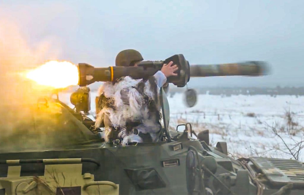 Ουκρανία: Βολή αντιαρματικού πυραύλου από ανυψωτικό μηχάνημα! (βίντεο)