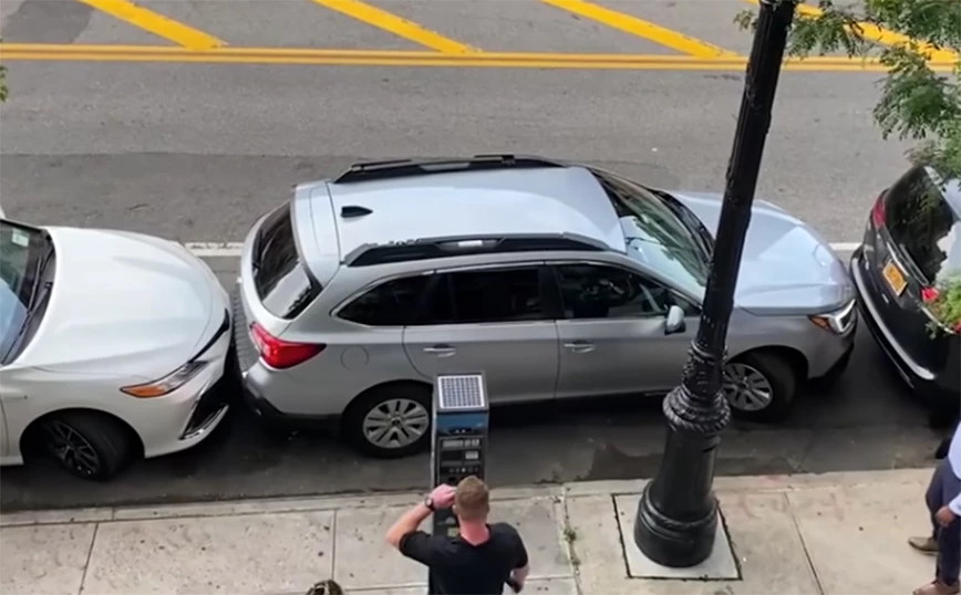 Νέα Υόρκη: Οδηγός δείχνει πώς γίνεται το σωστό το ξεπαρκάρισμα (βίντεο) 