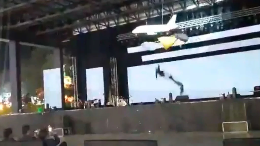 CΕΟ πέφτει στο κενό από κλουβί σε σόου στο πάρτι της εταιρείας του στην Ινδία (βίντεο)