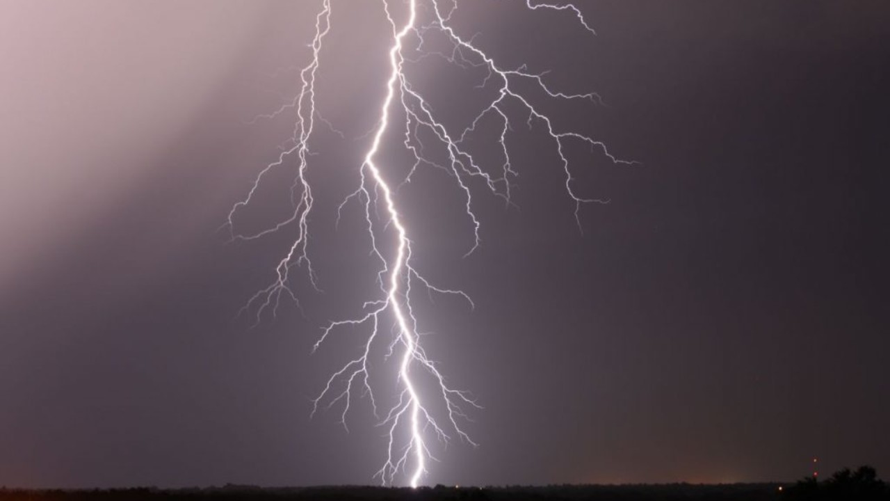 Βραζιλία: Κεραυνός «χτύπησε» οικογένεια σε παραλία – Μία νεκρή και τρεις σοβαρά τραυματίες (βίντεο)