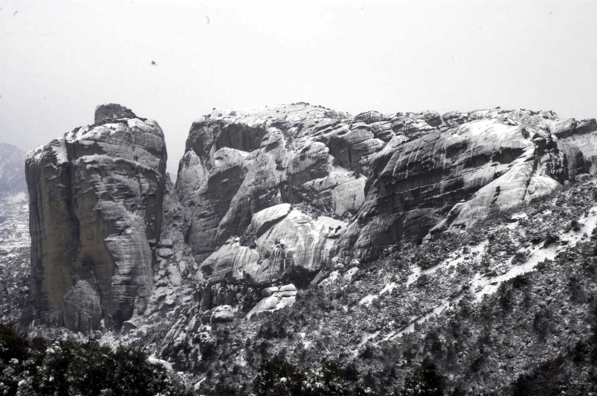 Μετέωρα: Βίντεο drone με εντυπωσιακές εικόνες μετά τα χιόνια που έπεσαν