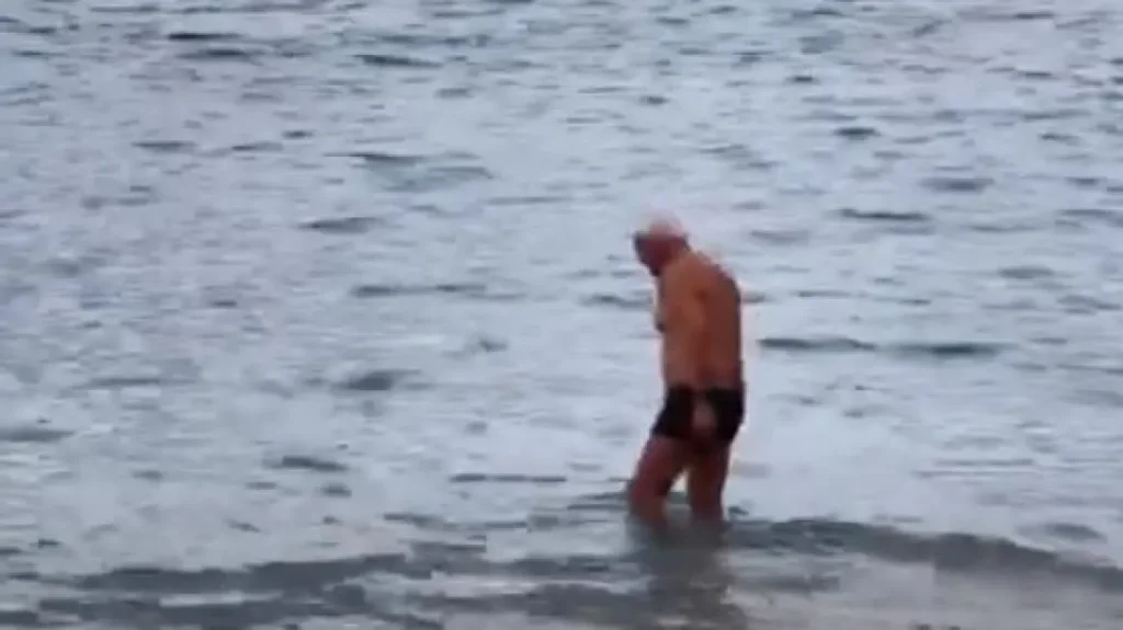 Ναύπλιο: «Ατρόμητος» 93χρονός βουτάει στα παγωμένα νερά και κεντρίζει τα βλέμματα (βίντεο)