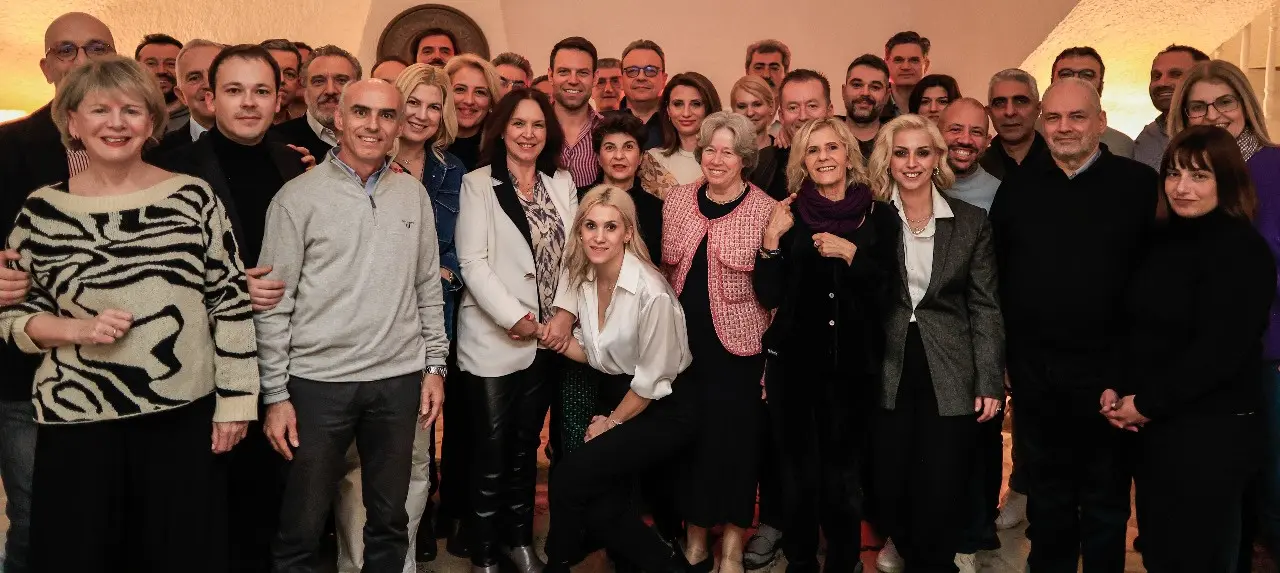 ΣΥΡΙΖΑ: Ικανοποιημένοι και χαμογελαστοί οι βουλευτές στην «οικογενειακή» φωτογραφία από τις Σπέτσες