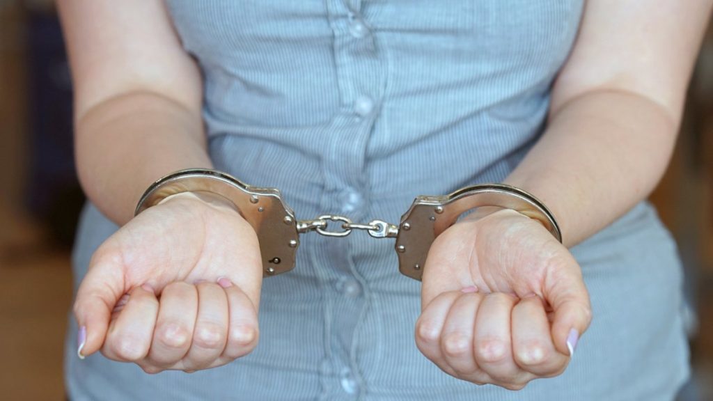 Αργολίδα: Συνελήφθη 65χρονη αλλοδαπή που είχε στην κατοχή της 2 αμφορείς (φώτο)