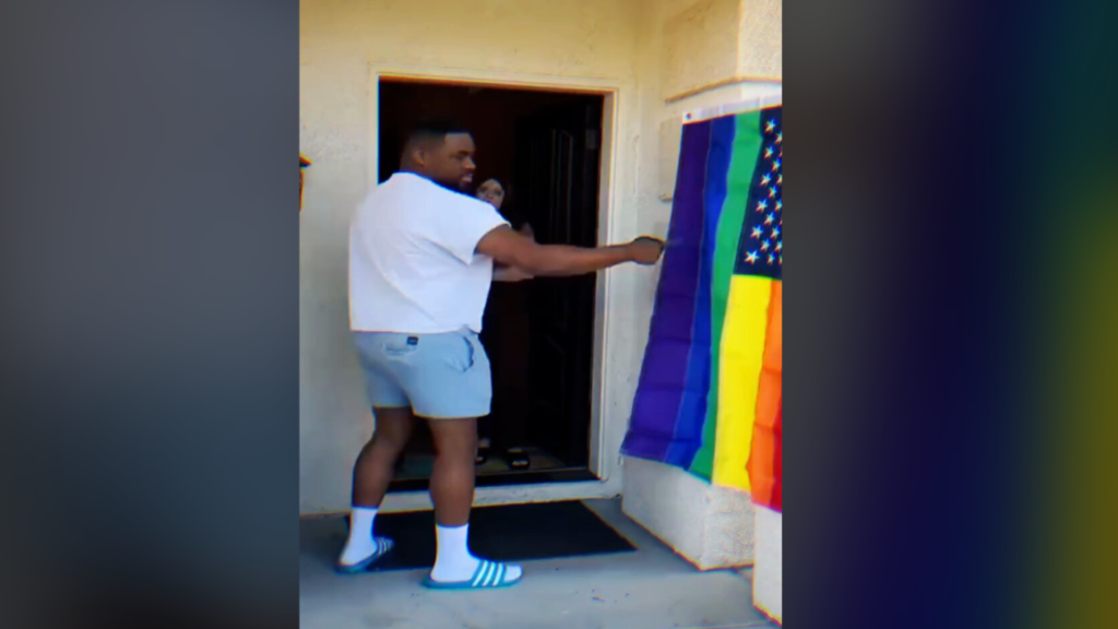 Αμερικανός σκίζει την σημαία των ΛΟΑΤΚΙ (βίντεο) 