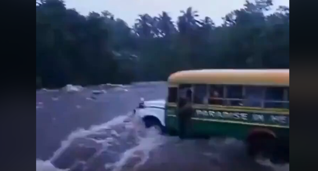 Σαμόα: Τα ορμητικά νερά «καταπίνουν» λεωφορείο – Βίντεο ντοκουμέντο