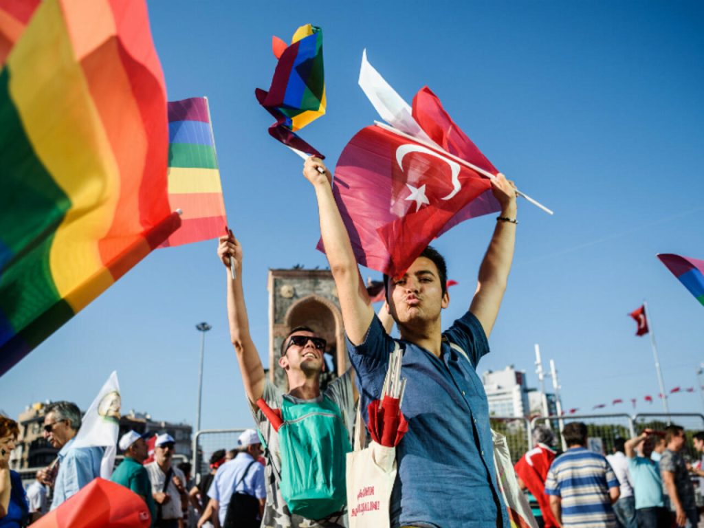 Πώς βλέπουν την ομοφυλοφιλία στις τουρκικές κοινωνίες – «Καυστικό» βίντεο
