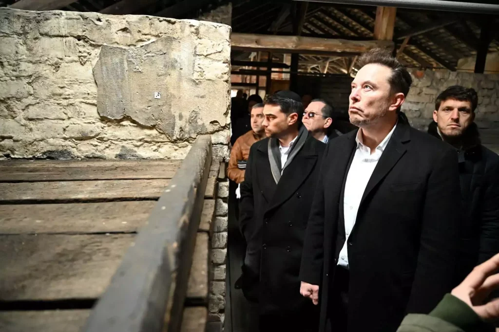 Ο Ε.Μασκ επισκέφτηκε το Άουσβιτς – «Απίστευτα συγκινητικό και θλιβερό»