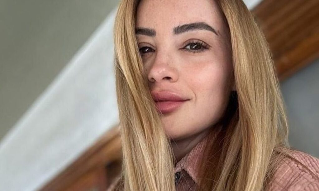 K.Βαρδή για τον γάμο του πατέρα της: ««Ήταν παράλυτος, η Φ.Μωβ διεκδικεί πράγματα που ήξερε ότι είναι δικά μας»